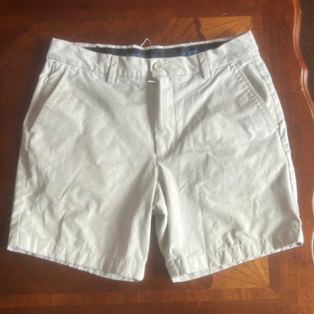 Vineyard vines size 30 OTG khaki shorts.